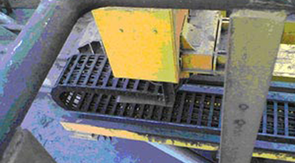 Lubrication-free plastic energy chain operates fail-safe in steel mill